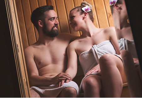 Valentýn v sauně: Jak vytvořit romantickou, útulnou a smyslově stimulující atmosféru