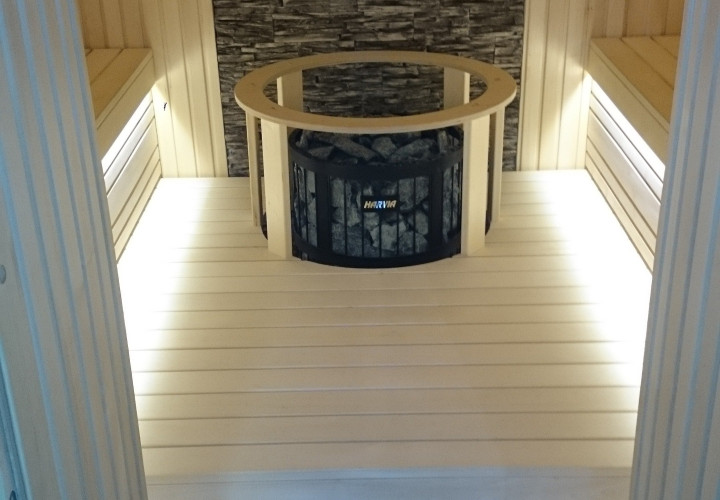 Kompaktní sauna s kamennou zdí