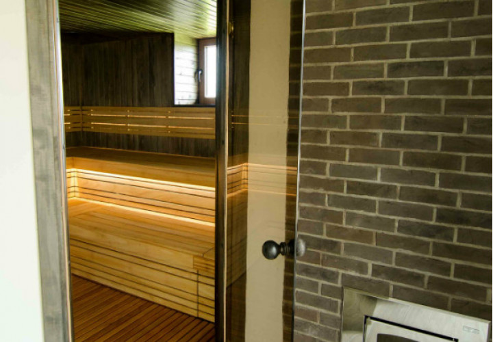 Sauna s tmavým interiérem a oknem