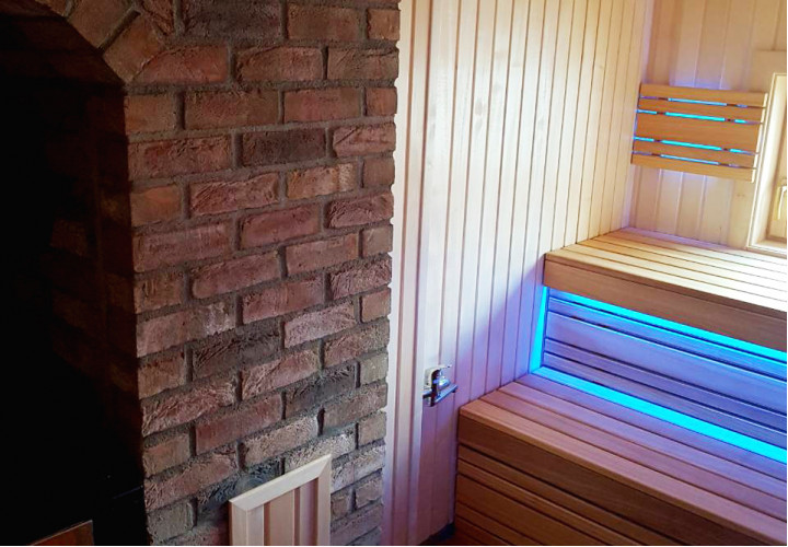 Sauna s akumulačním kamnem a oknem