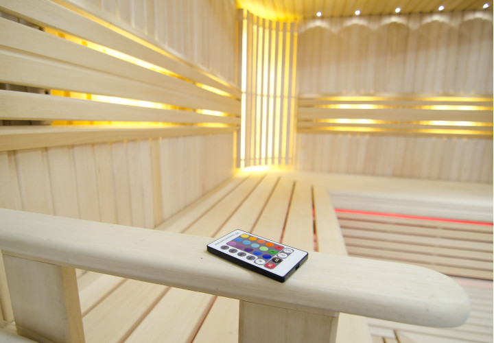 Světlá sauna s nastavitelným LED osvětlením