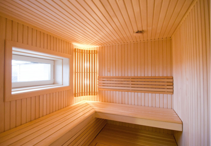 Minimalistická sauna z lipového dřeva