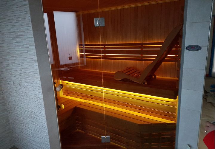 Sauna s ergonomickou lavicí a dřevem Abachi