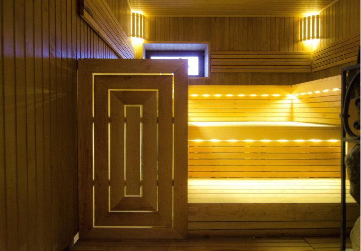 Sauna s třípatrovými lavicemi z olšového dřeva