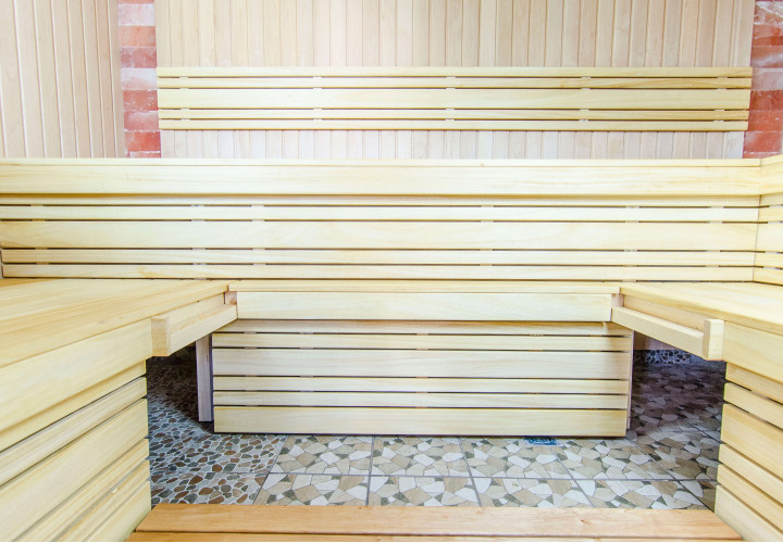 Sauna s himálajskou solnou stěnou a posuvnou lavicí