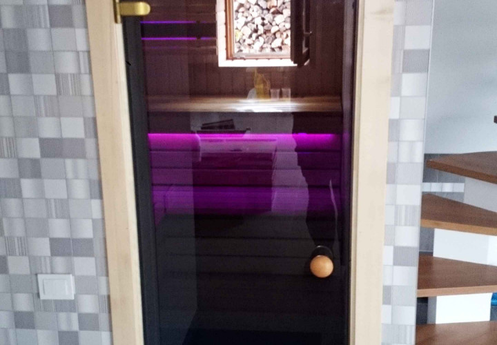 Sauna s kontrastním interiérem a akumulačním kamnem