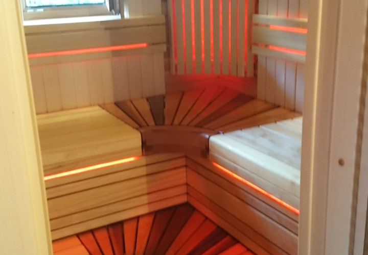 Sauna s uzavřeným kamnem a oknem