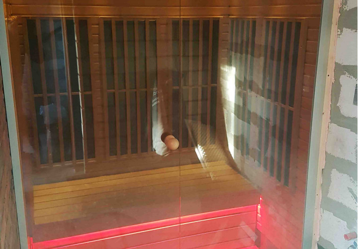 Infrasauna se skleněnou přední částí a LED osvětlením