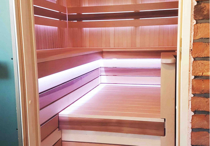 Sauna s kamenem na dřevo a venkovním topeništěm