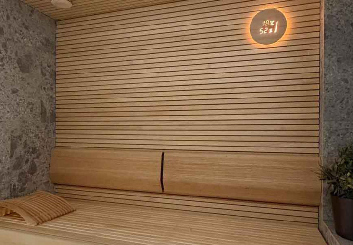 Sauna s dřevěnou a kamennou úpravou