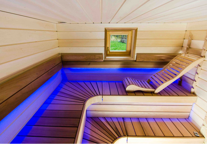 Sauna s akumulačním kamnem a venkovním topeništěm
