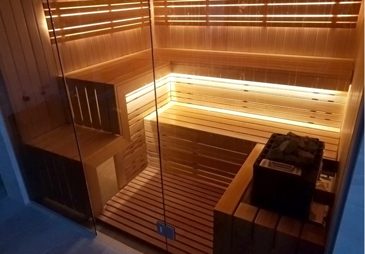 Sauna se skleněnou přední částí a výhledem na bazén
