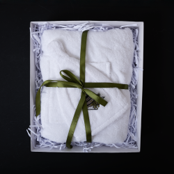 Dárková sada pro ni - BÍLÁ, 75x140 cm, v dárkové krabičce. Zástěra a čepice do sauny 