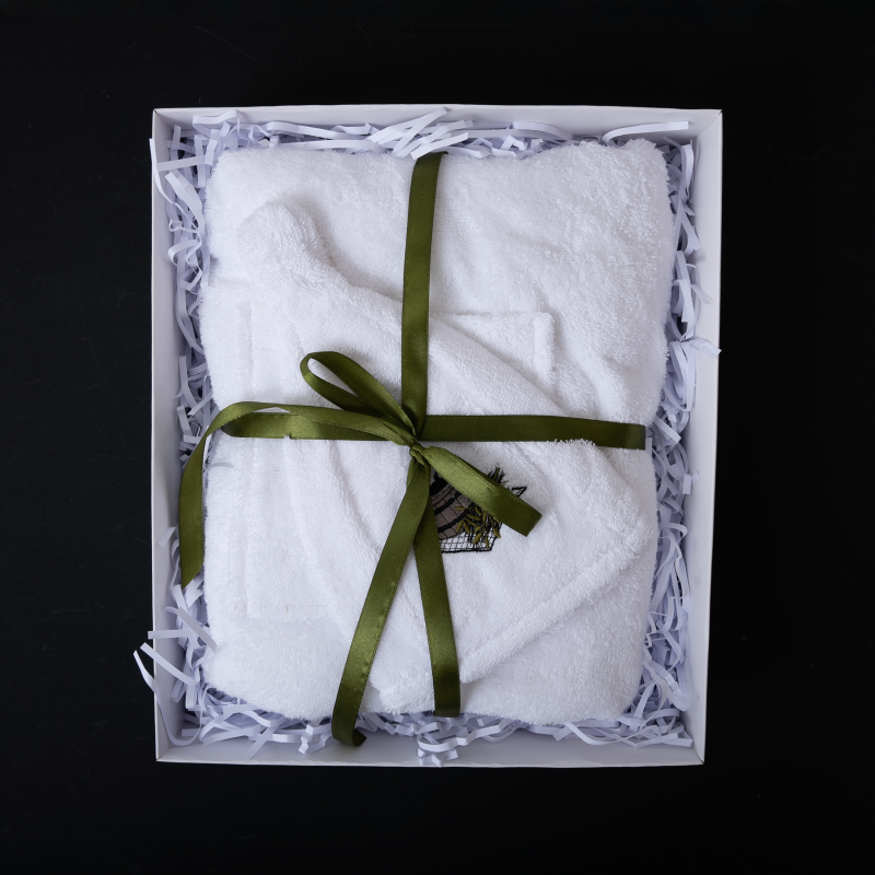 Dárková sada pro ni - BÍLÁ, 75x140 cm, v dárkové krabičce. Zástěra a čepice do sauny