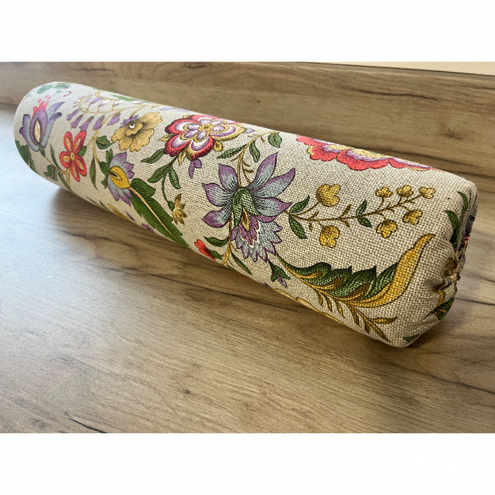 Válec na nohy a hlavu s květinovými ornamenty