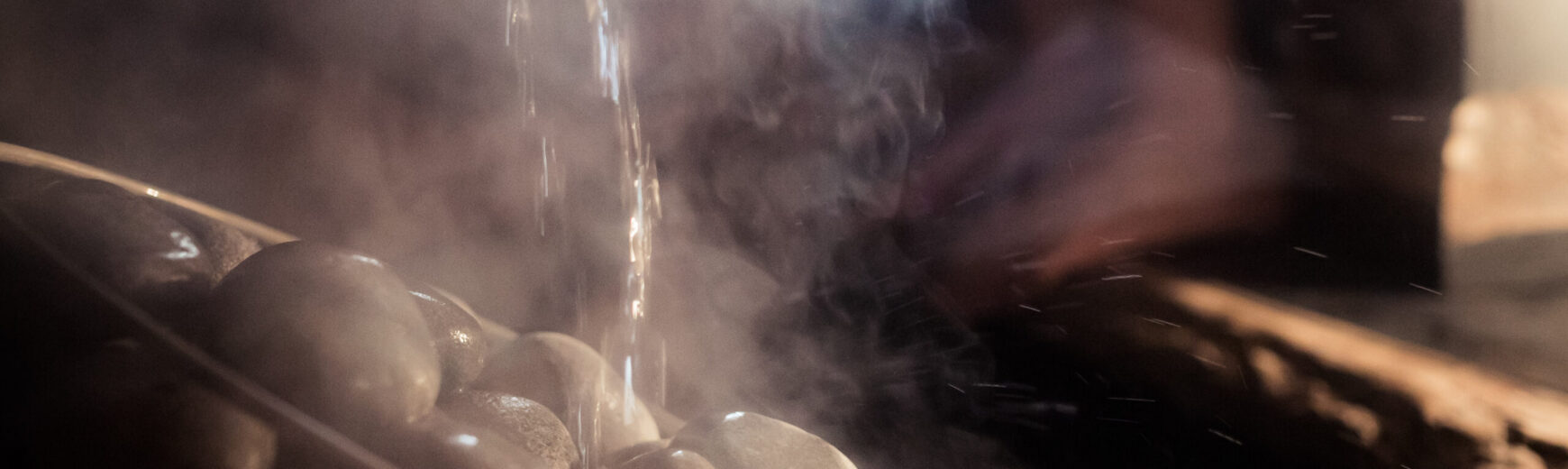 Můžete nalévat vodu na elektrickou saunovou kamna? Správné použití a běžné chyby