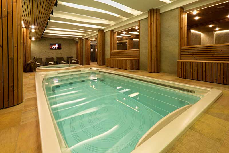 Vnitřní vířivka USSPA instalovaná ve wellness zóně se samostatnou relaxační zónou