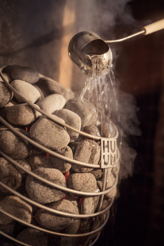 Jak správně nalévat vodu na kameny elektrické sauny