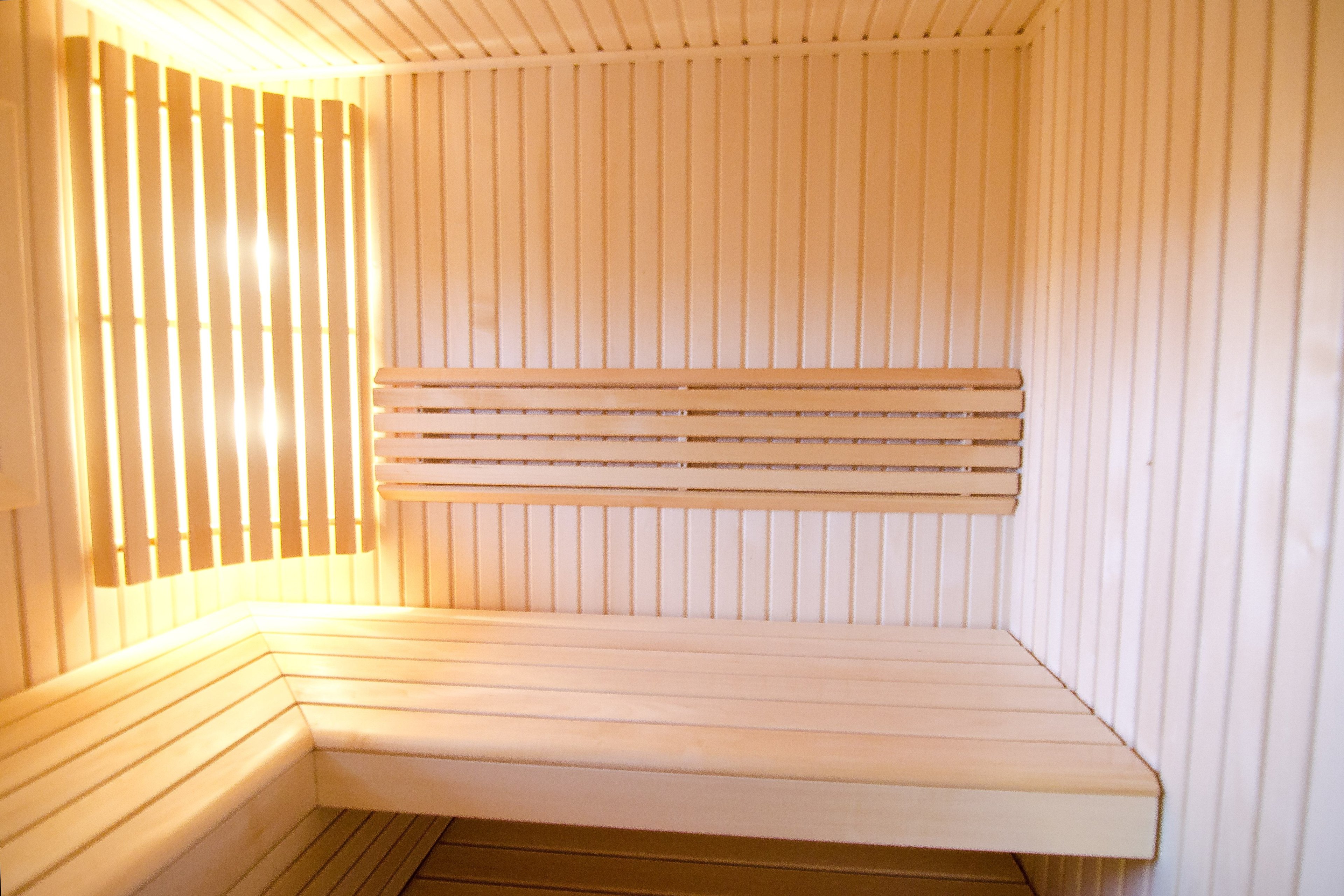 Minimalistická sauna z lipového dřeva
