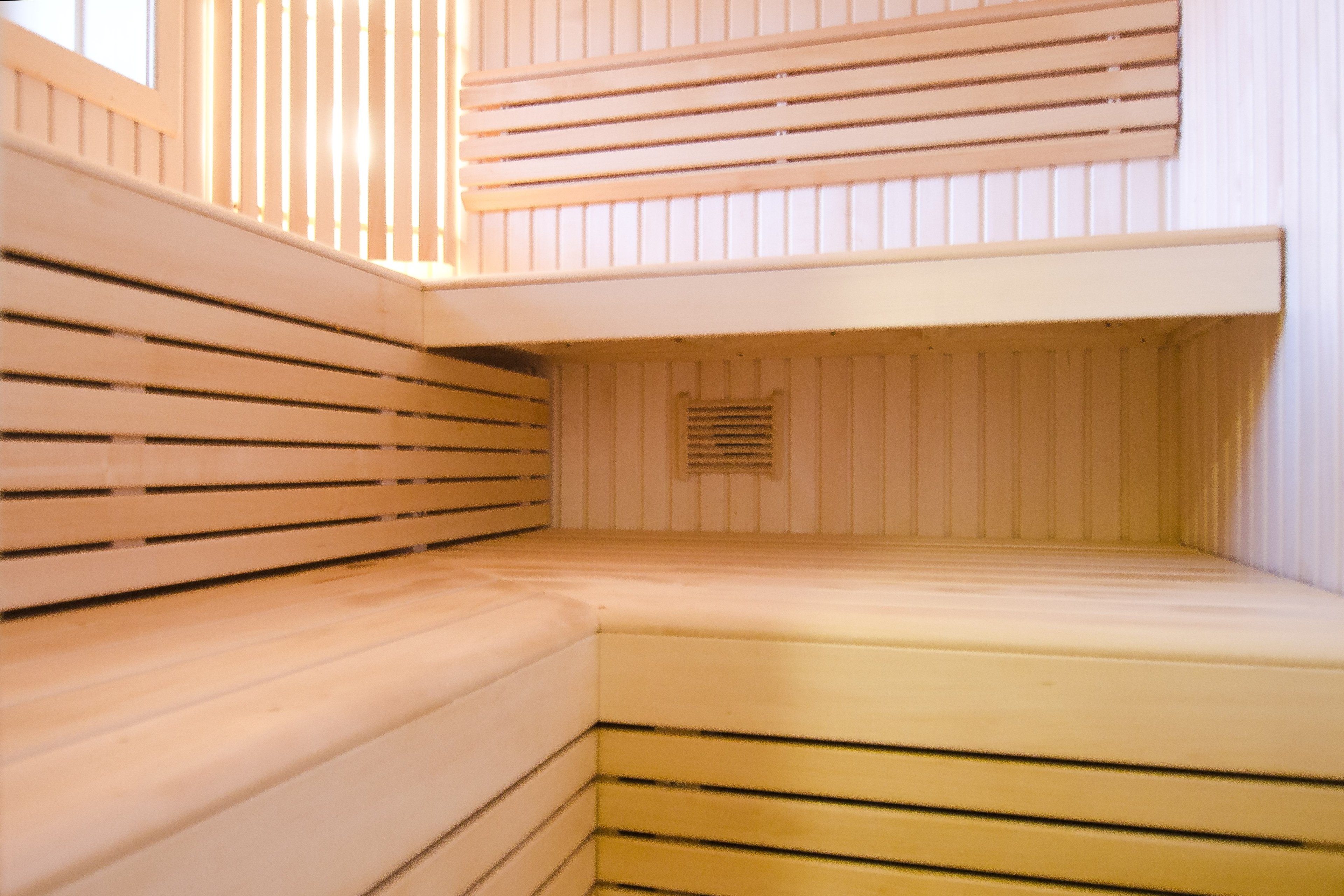 Minimalistická sauna z lipového dřeva