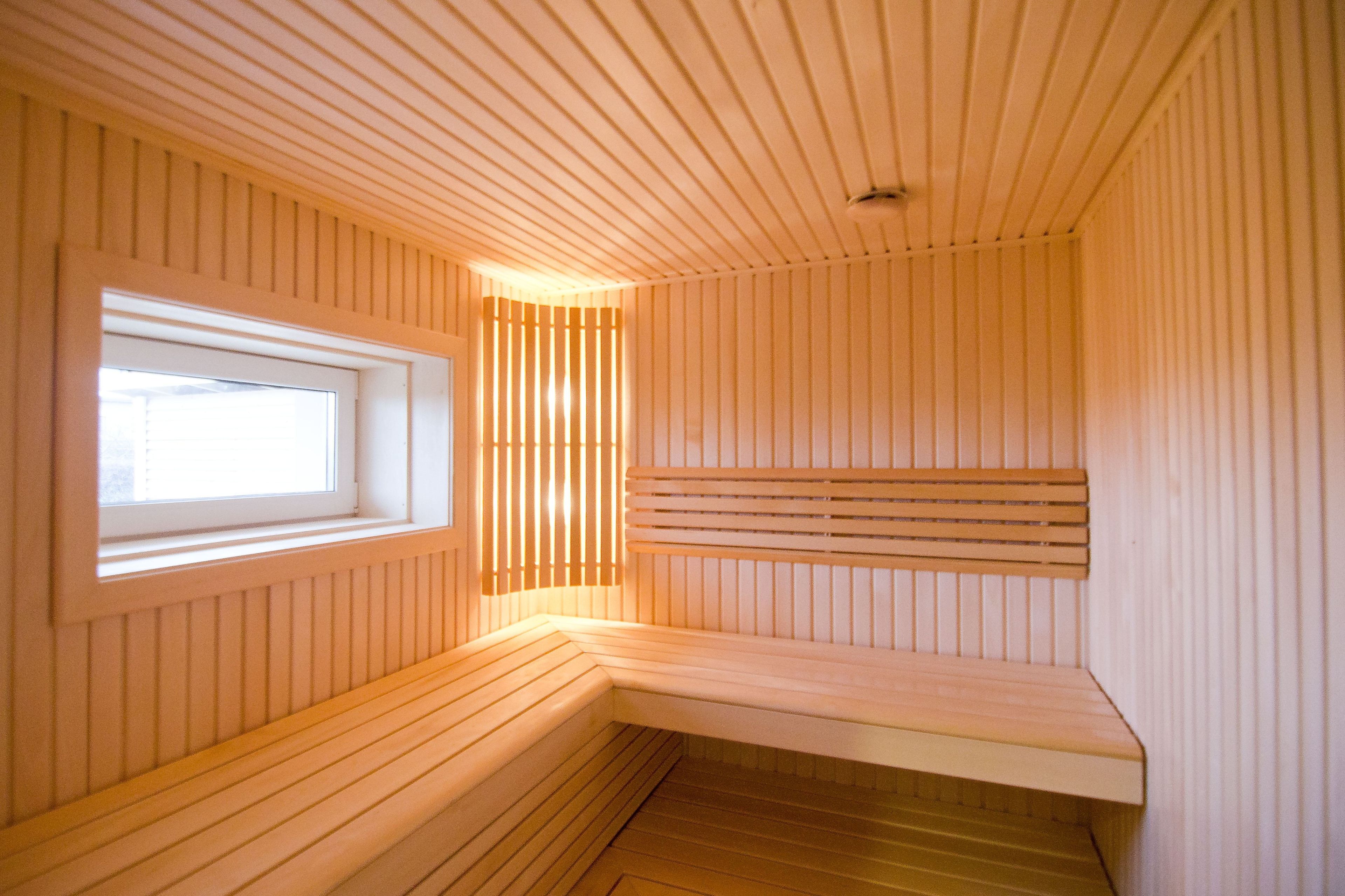 Minimalistická sauna z lipového dřeva