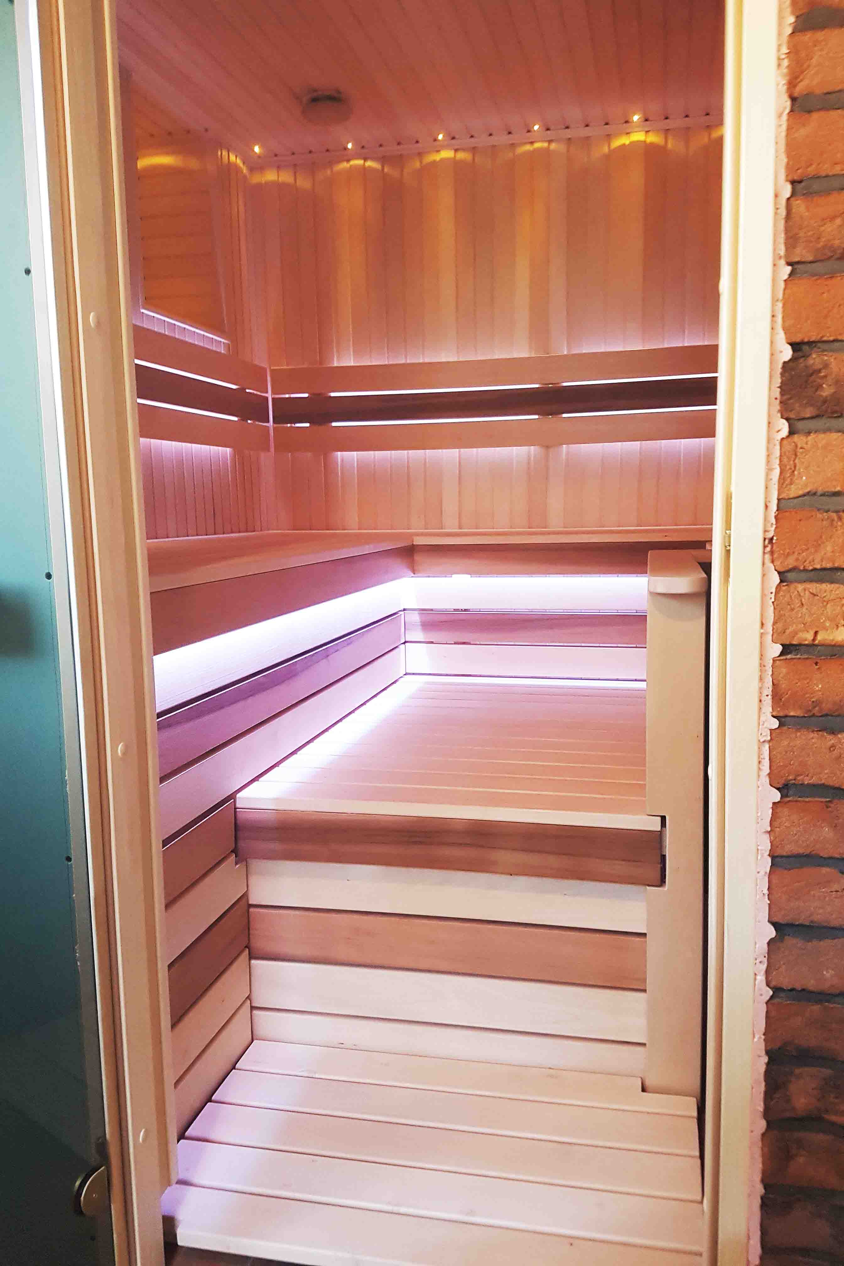 Sauna s kamenem na dřevo a venkovním topeništěm