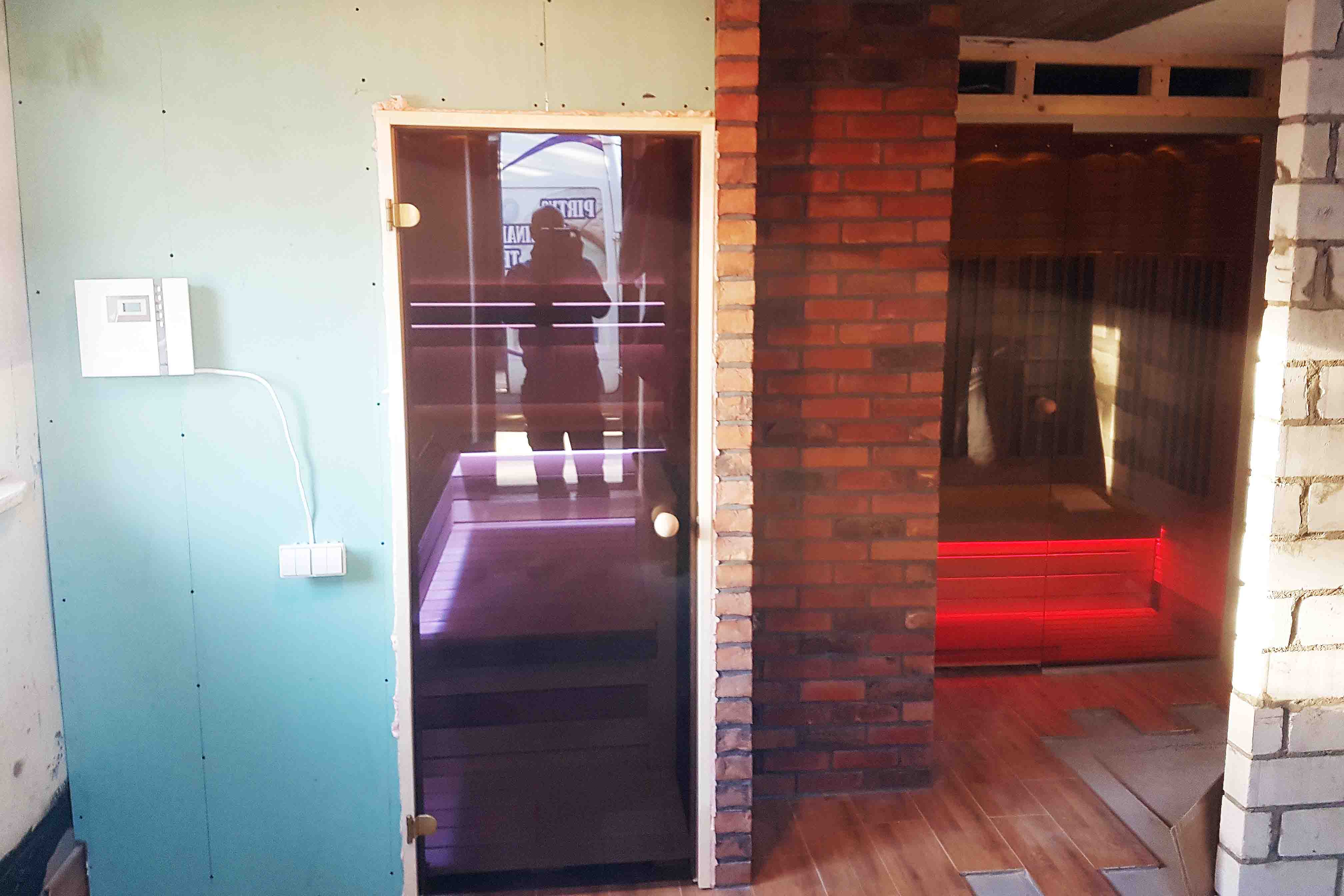 Infrasauna se skleněnou přední částí a LED osvětlením